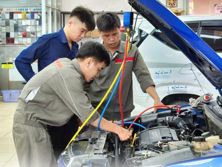 Vệ Sinh Khoang Máy Long Xuyên: Nâng Tầm Đẳng Cấp Xế Yêu Của Bạn!